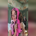 小姐姐用胶水涂头发,小姐姐意外变身“粘粘头”