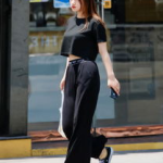 街拍小姐姐黑色风格衣服,黑色魅力小姐姐的穿搭秘籍